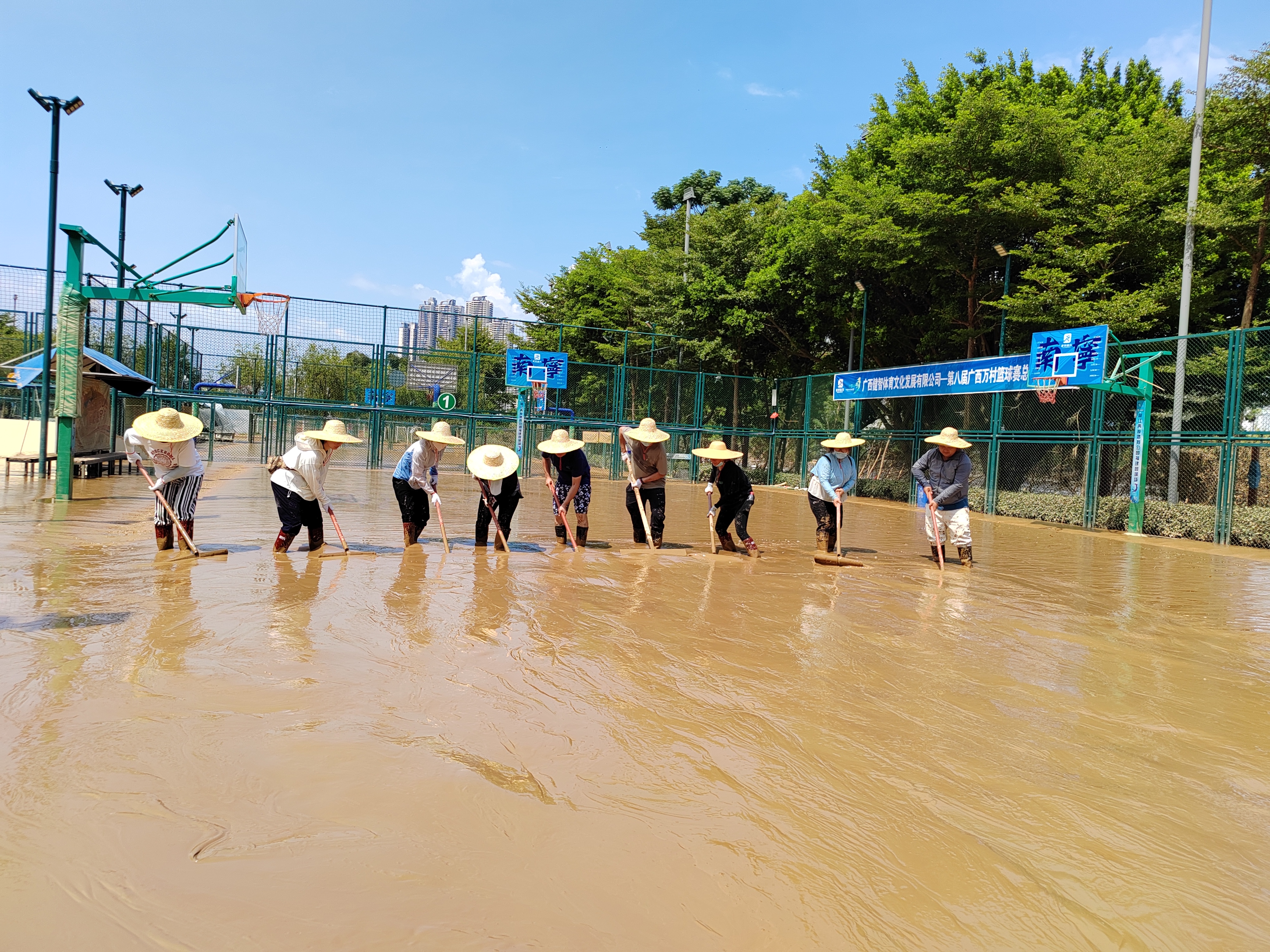 齊心協(xié)力 清淤復(fù)產(chǎn)—— 南寧交投集團下屬子公司繼續(xù)開展洪水退水后恢復(fù)生產(chǎn)經(jīng)營準(zhǔn)備工作